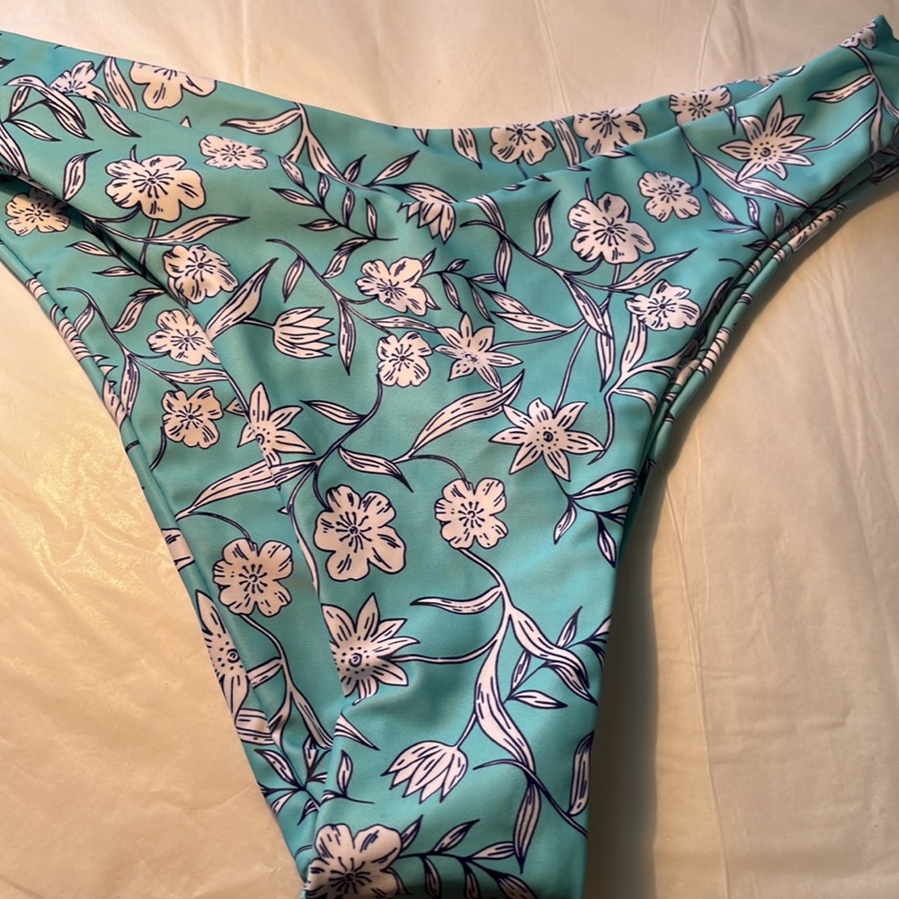 Beautiful 2pc swim set - Picture 6 of 9